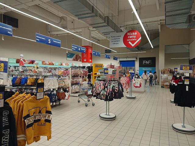 2022-08-20 Tesco Extra Eden interior 07
