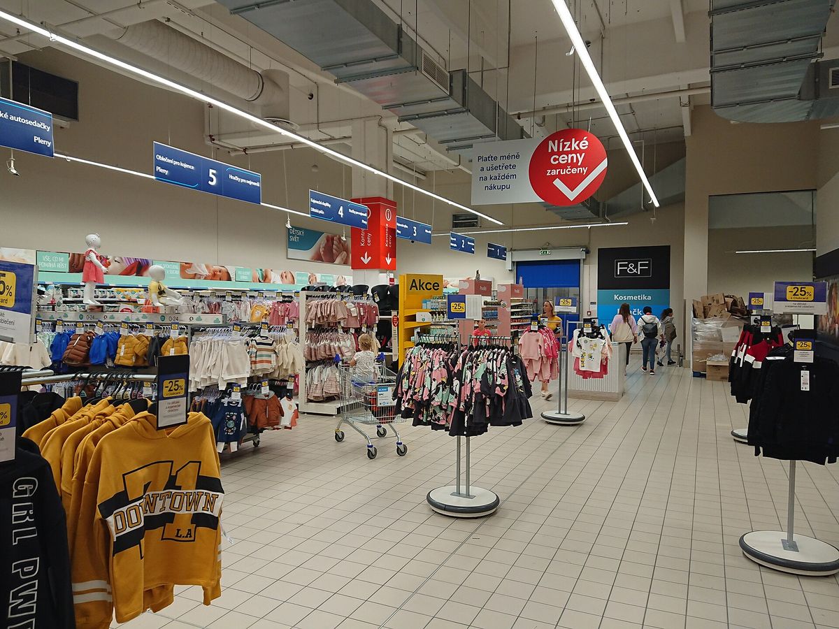 2022-08-20 Tesco Extra Eden interior 07